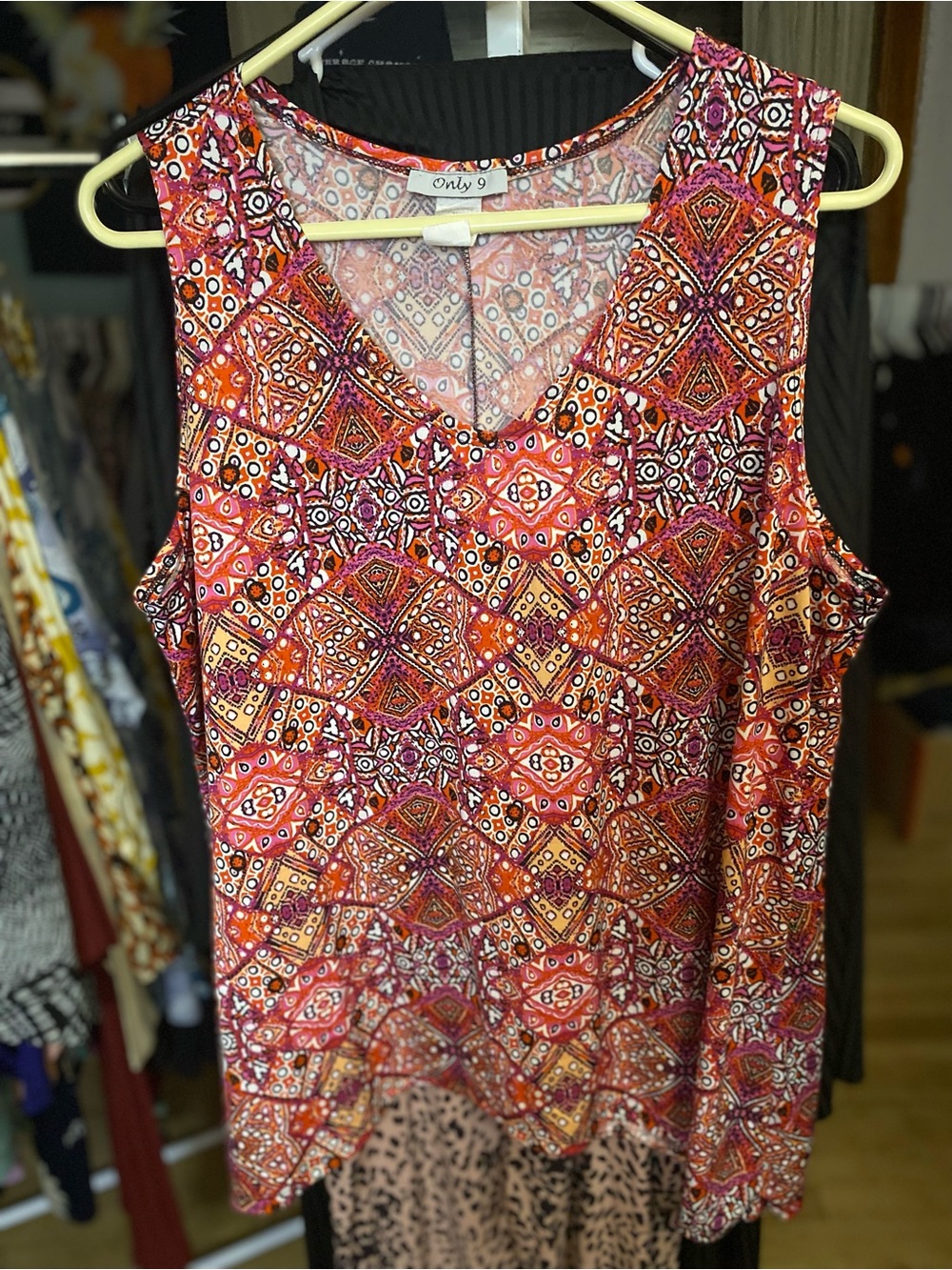 Only 9 Womens Sleeveless V-Neck Tank in Red-Pink-Orange Geometric Print